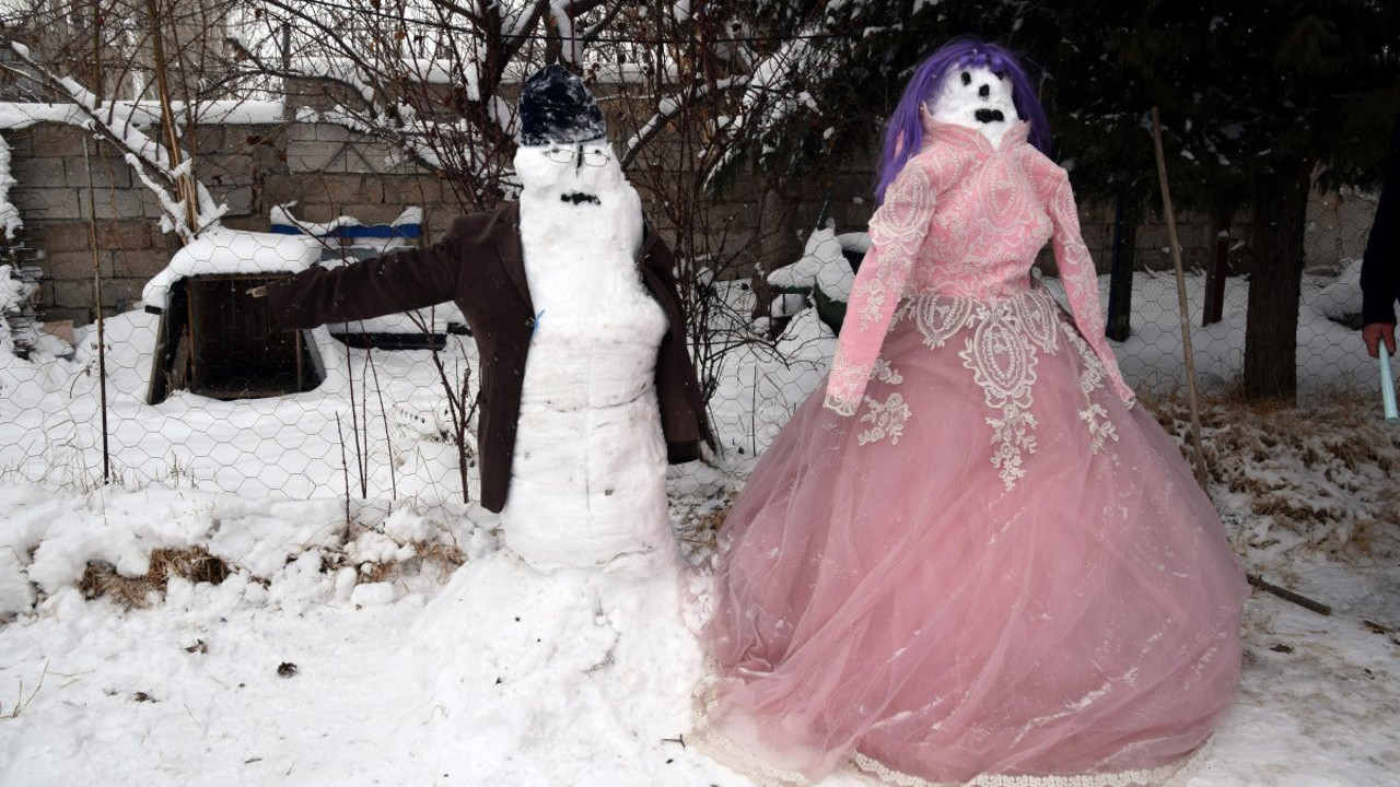 Van'da eğlenceli görüntüler: Kardan gelin damat ile düğün yaptılar!