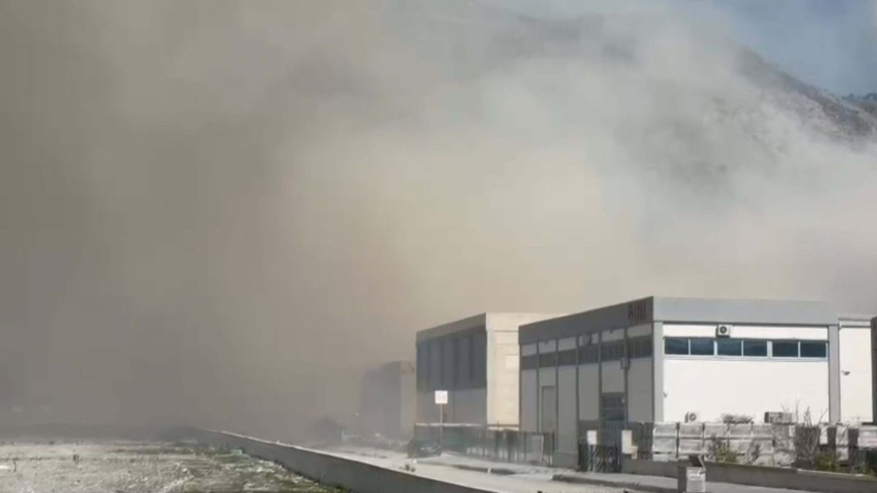 Aydın'da kağıt fabrikasında korkutan yangın! Dumanlar gökyüzünü kapladı