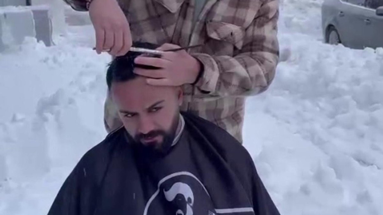 Berber, müşterilerini karlı havada, tıraş etti