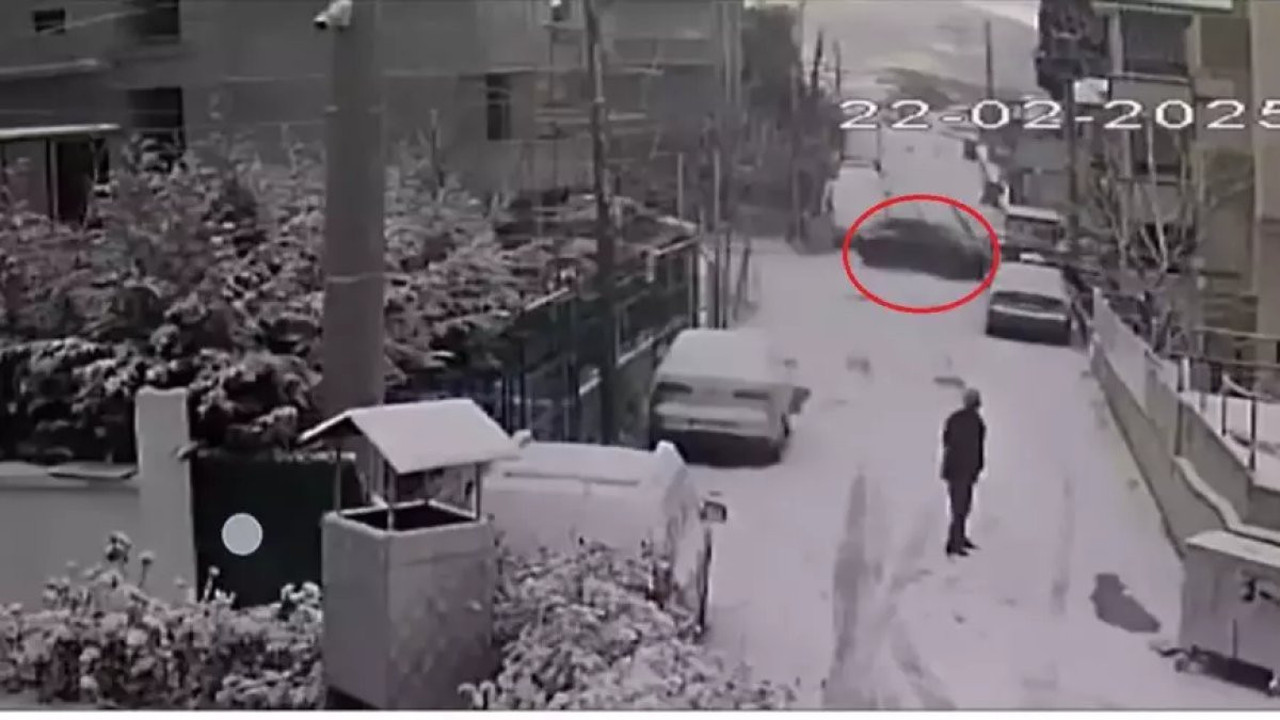 Karlı yolda duramayan otomobil duvara çarptı