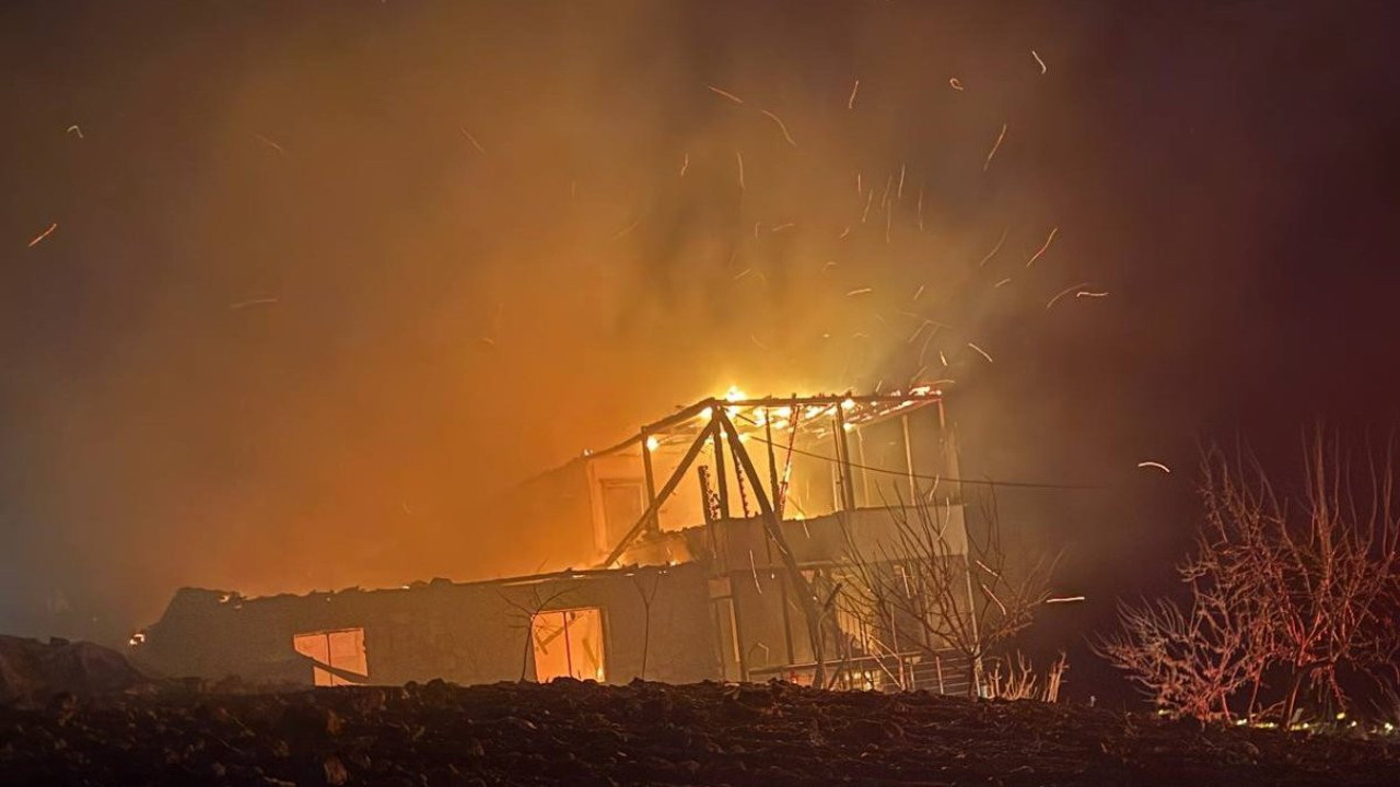 Adıyaman'da çıkan yangın rüzgarında etkisiyle evi küle çevirdi