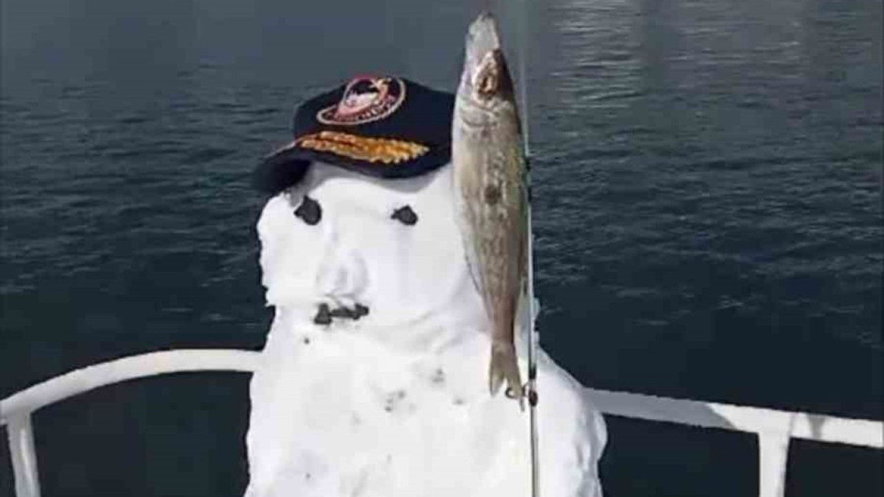 Kardan balıkçı oltayla balık tuttu