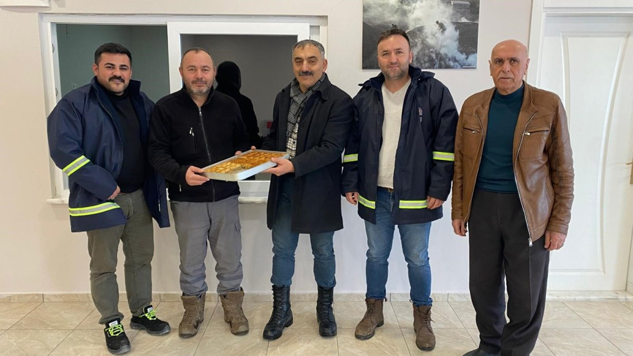 Kocaeli'de kar küreme ekiplerine baklava ikramı