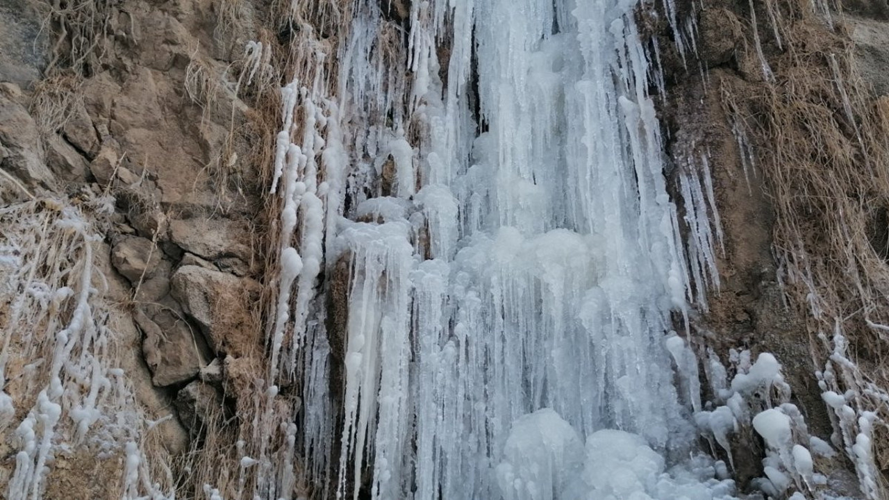 Amasya'da sıcaklık eksi 7'ye düştü: Su Atan ve Kaleköy şelalelerini buz tuttu