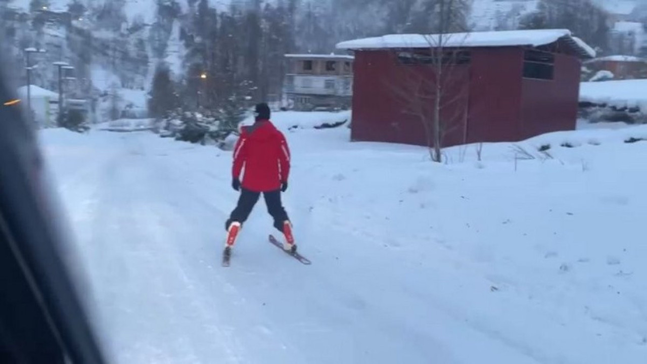 Karın ardından renkli görüntüler... Market alışverişine kayakla gitti
