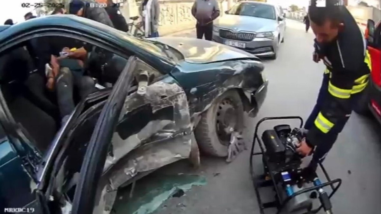 Mersin’de sürücü otomobilin içinde sıkıştı!