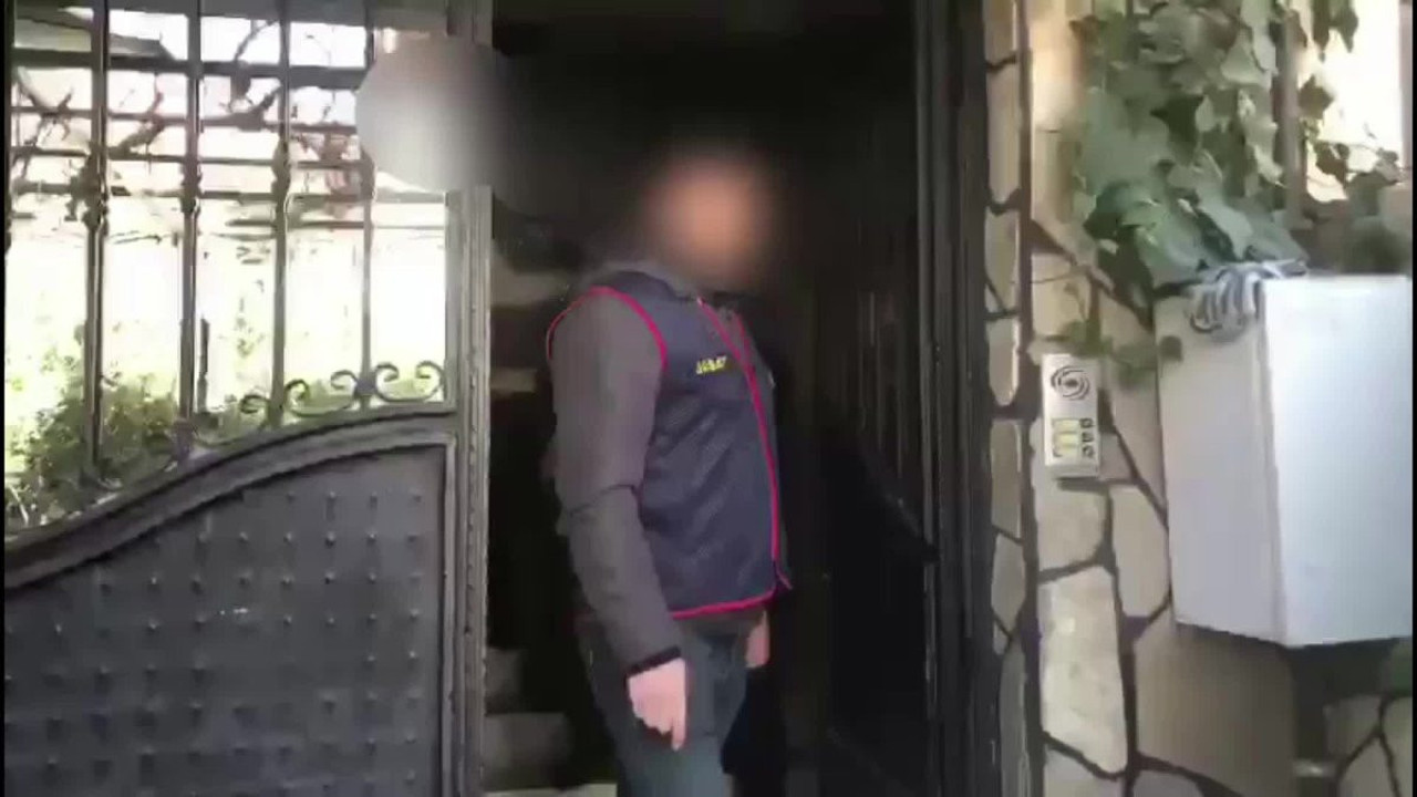 İnterpol tarafından kırmızı bültenle aranıyordu! Denizli'de yakayı ele verdi