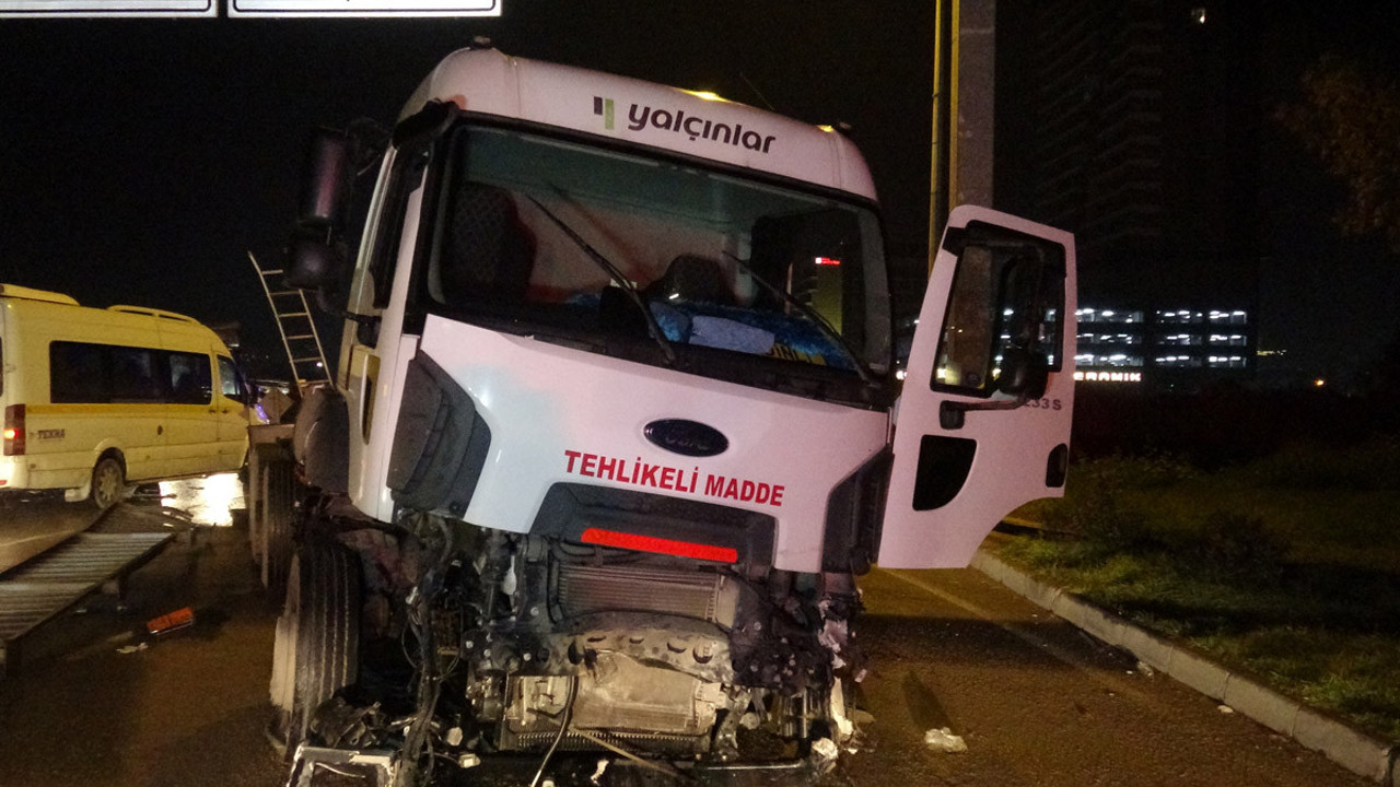 İzmir’de feci kaza! Mazot yüklü tanker karşı şeride geçti: Taksideki yolcu yaraladı