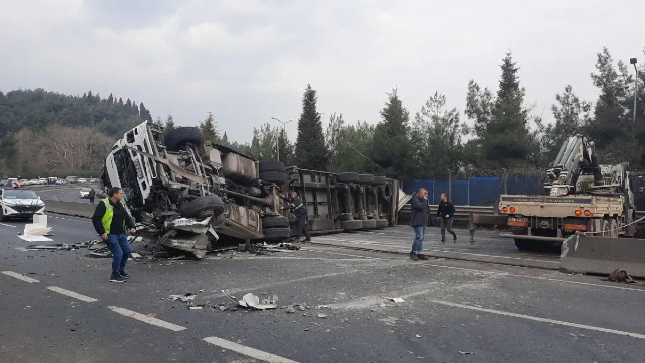 Kocaeli'de korkunç kaza! Devrilen TIR yolu kapattı