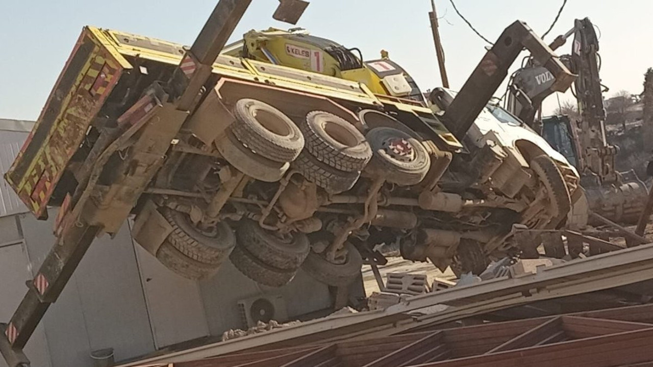 Yükü kaldıramayan vinç devrildi!