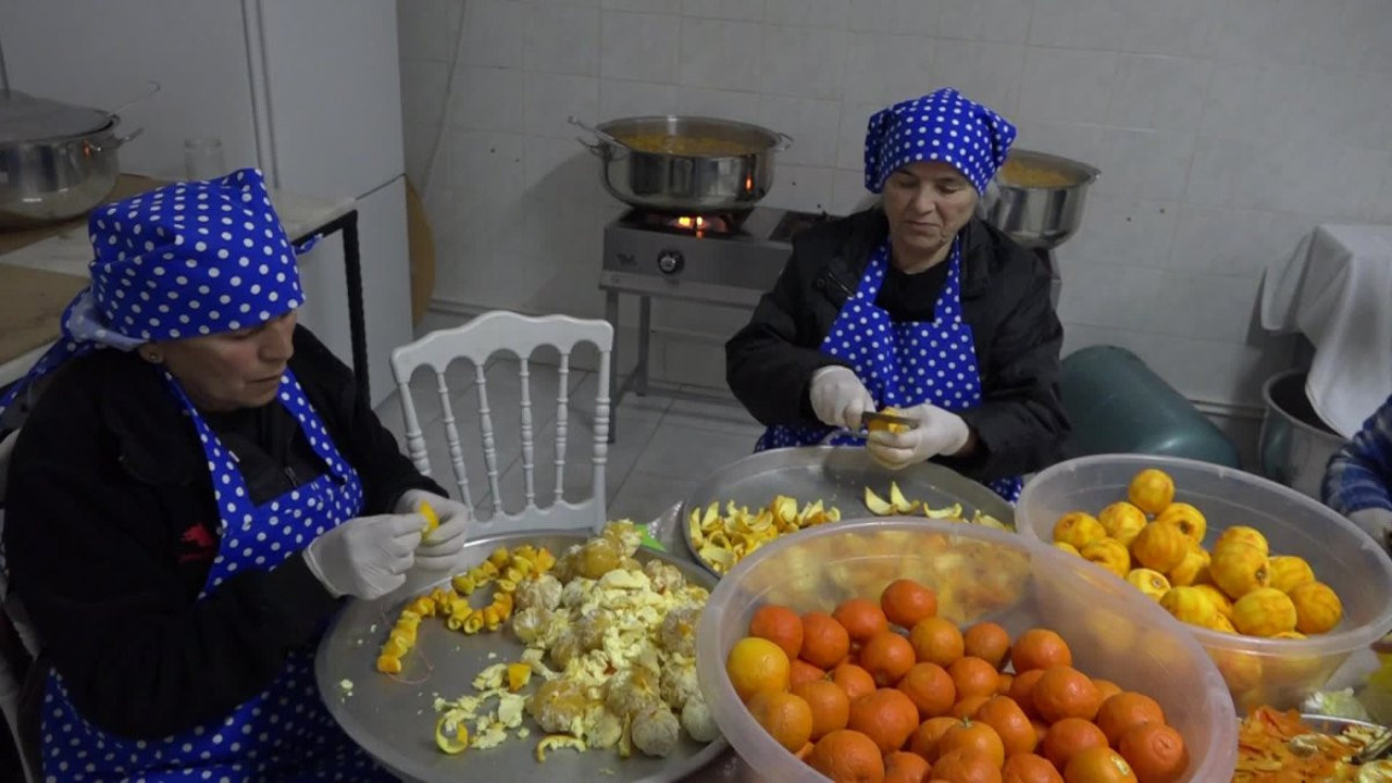 Turunç meyveleri, kadınların ellerinde reçele dönüşüyor