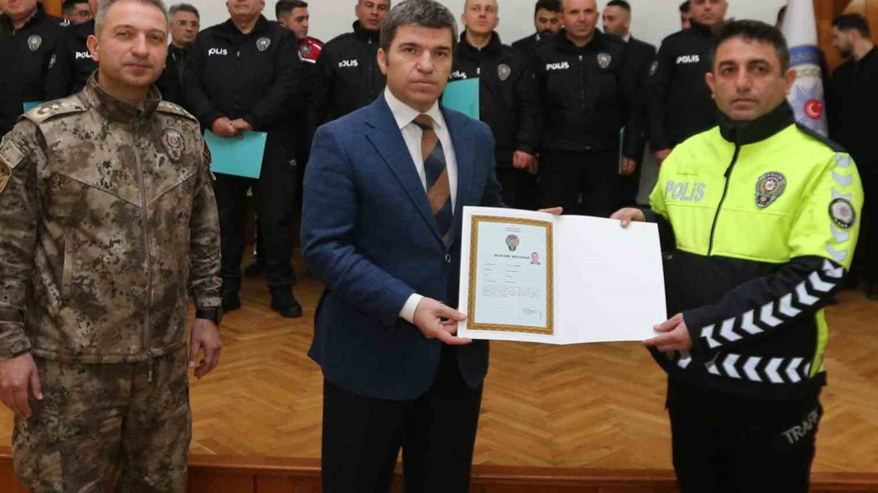 Vali Bakan’da başarılı polislere belge verildi