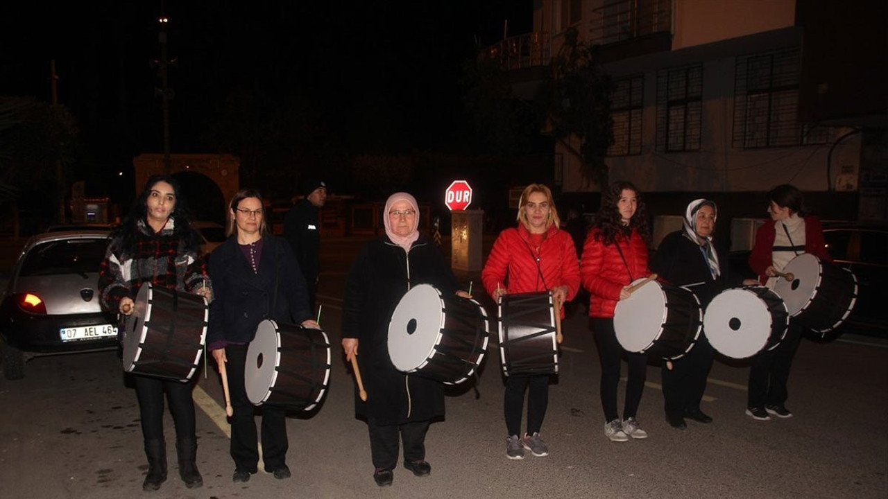 Mersin'de renkli görüntüler... Kadın ramazan davulcuları mesaiye başladı