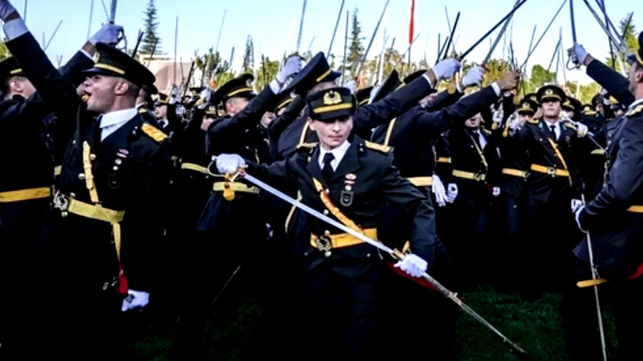 Kılıçlı yemin sonrası bir istifa daha! Teğmenlere sahip çıkmıştı...