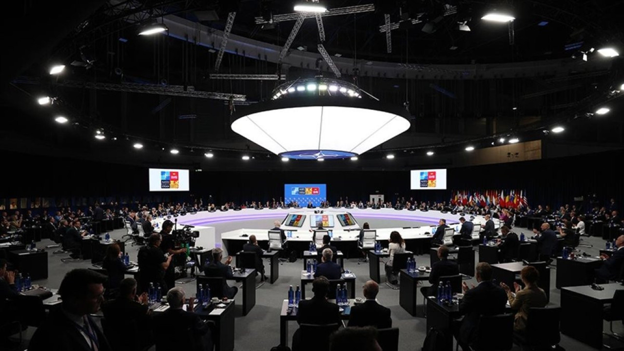 Ukrayna'da barış için kritik zirve Londra'da başlıyor