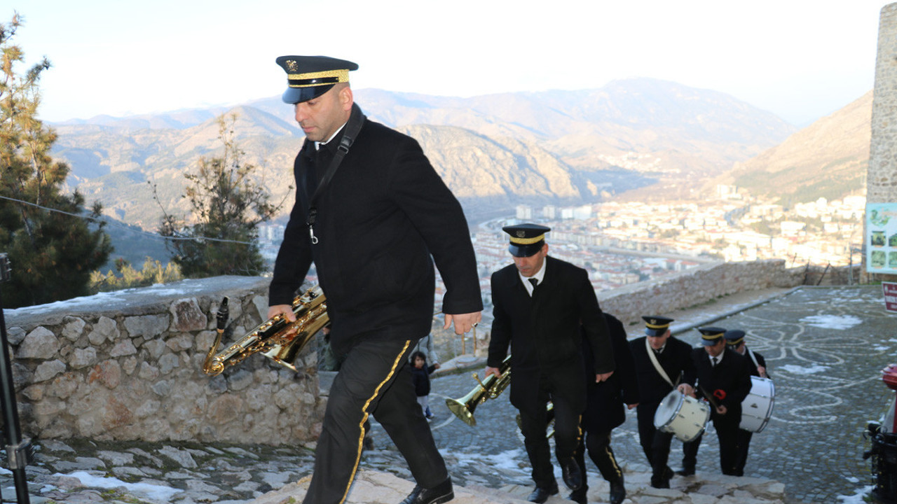 Bu yılda gelenek unutulmadı! Şehrin en yüksek kalesine çıktılar