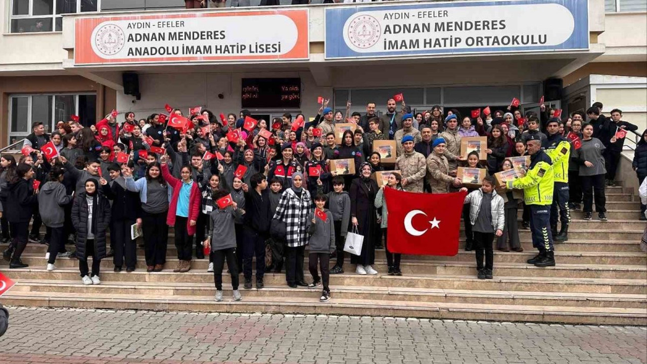 Öğrencilerden kalpleri ısıtan davranış! Mehmetçiklere kendi elleriyle atkı ördüler