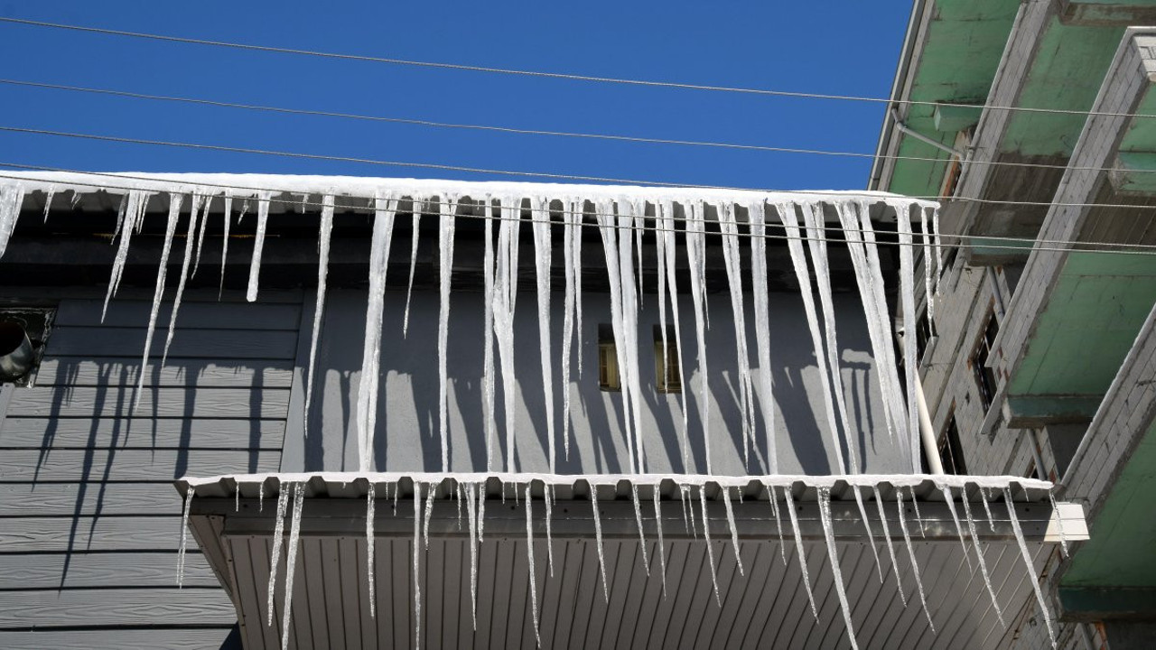Van'da sıcaklık sıfırın altına düştü! Çatılarda buz sarkıtları oluştu