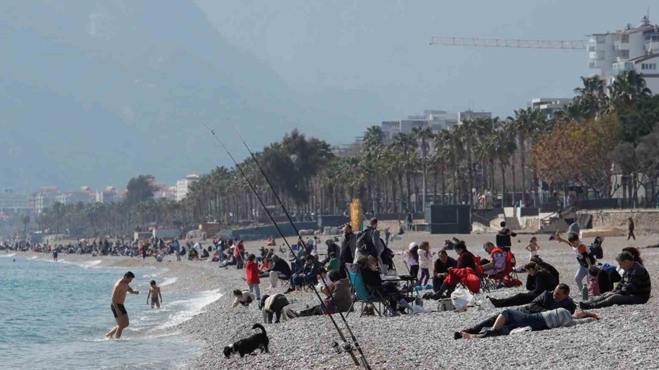 Güneşli havayı fırsat bilenler sahile koştu