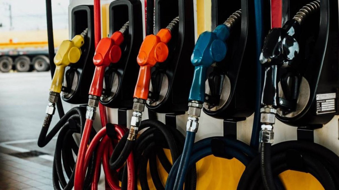 Akaryakıt almak için acele etmeyin büyük indirim geliyor. Tabelalar bu gece değişecek