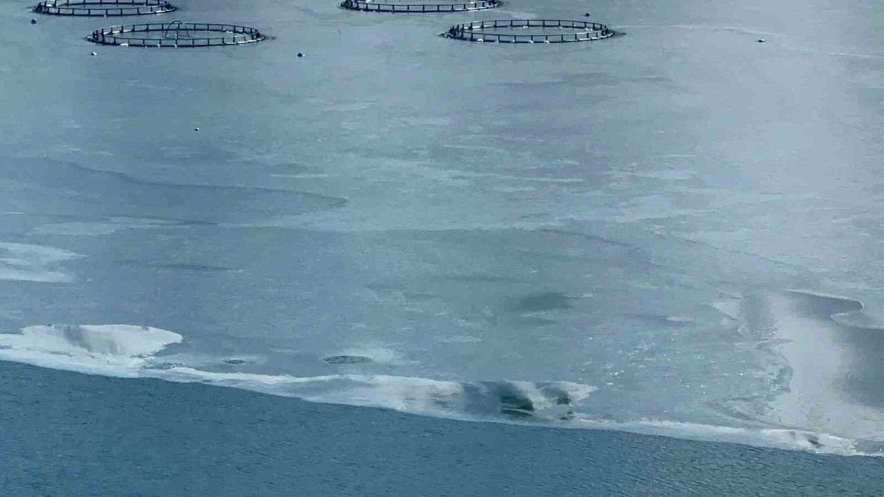 Görüntüler kartpostalları aratmadı! Yüzen adaların yer aldığı baraj buz tuttu