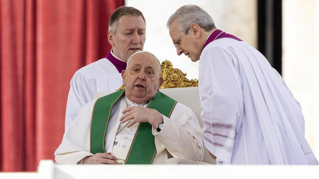 Papa'nın iki kez solunumu durmuş! Vatikan açıkladı