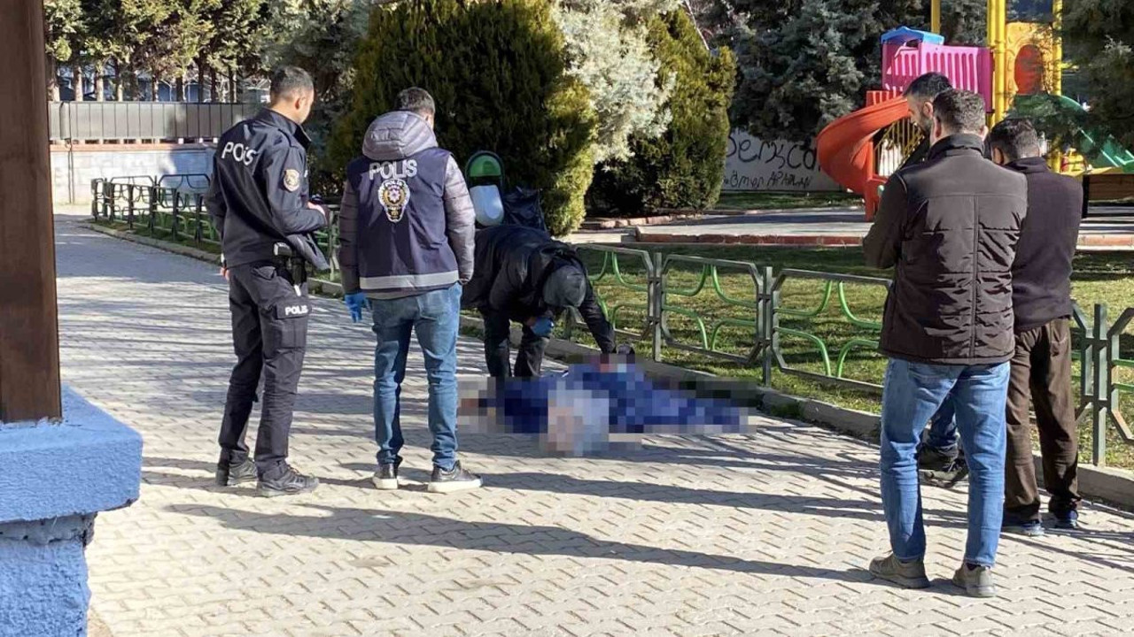Sokak ortasında erkek cesedi bulundu