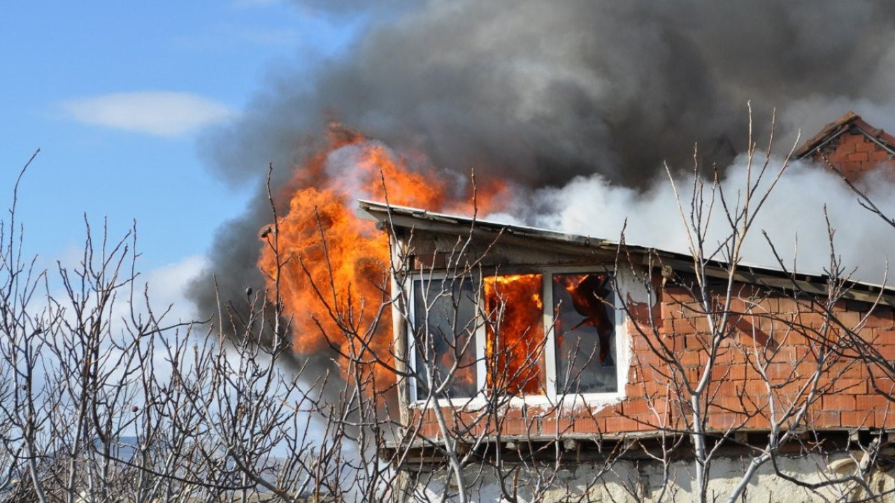 Komşusunun ’yetişin’ çığlığını duydu! Alevlerin içinden kurtardı
