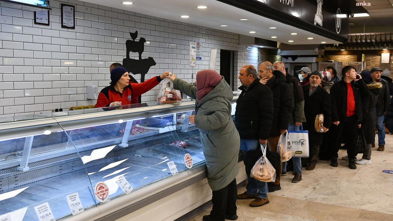 Belediyenin ucuz et satışına büyük ilgi