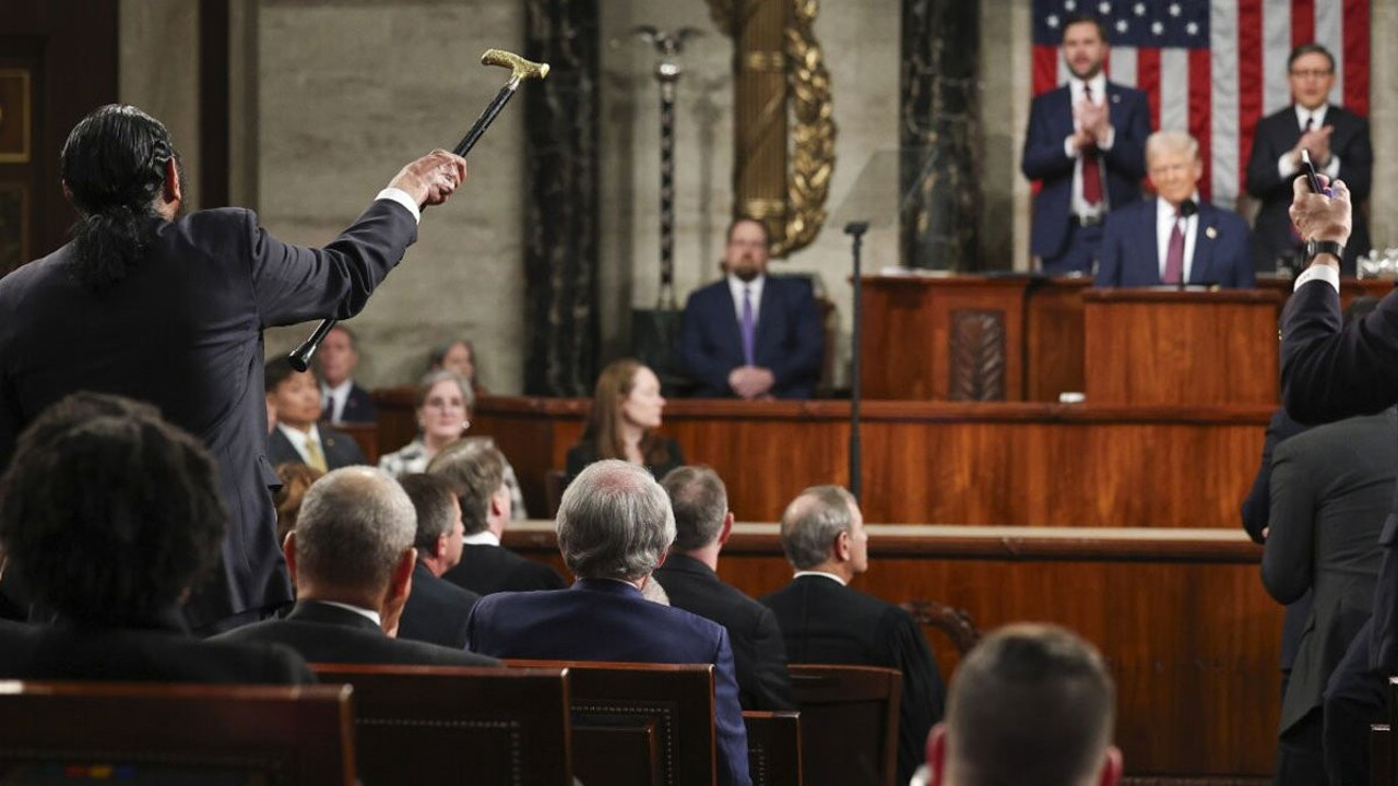 Trump tehdit dozunu artırdı! Konuşmasını bölen üye salondan atıldı