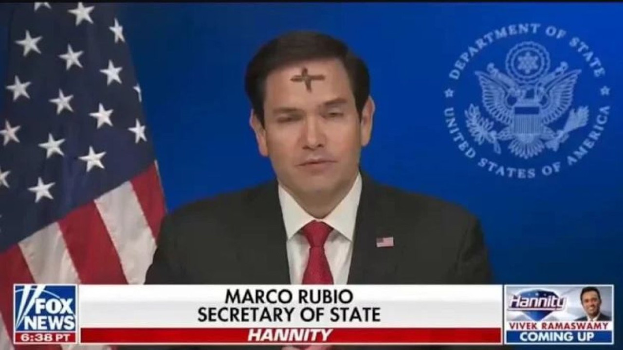 ABD Dışişleri Bakanı alnında haçla canlı yayına çıktı. Verilen mesaj sonradan anlaşıldı