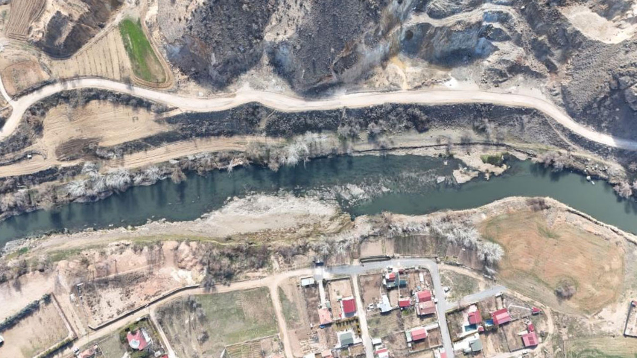 Tehlike büyük, yürüyerek geçilebilir hale geldi! Seviye kritik noktada