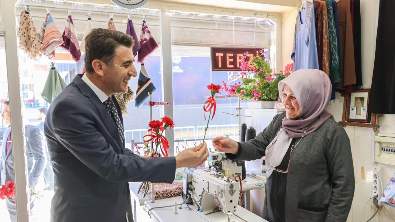 Kadınların yüzü karanfille güldü