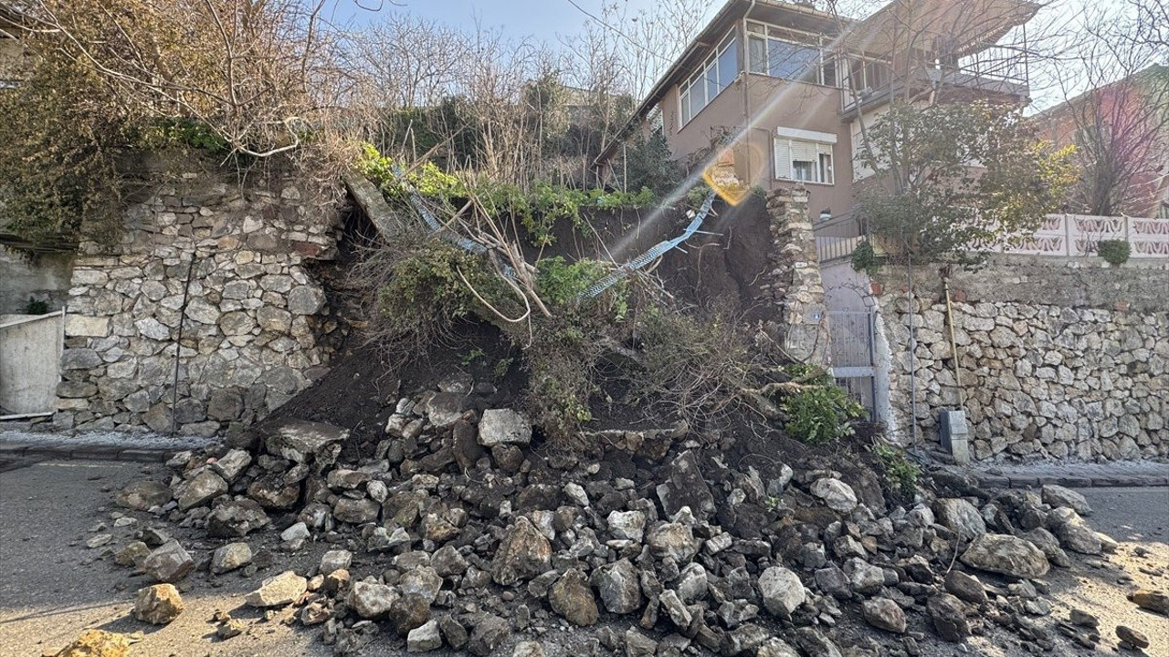 Korku dolu anlar... İstinat duvarı çöktü, 3 katlı bina tahliye edildi