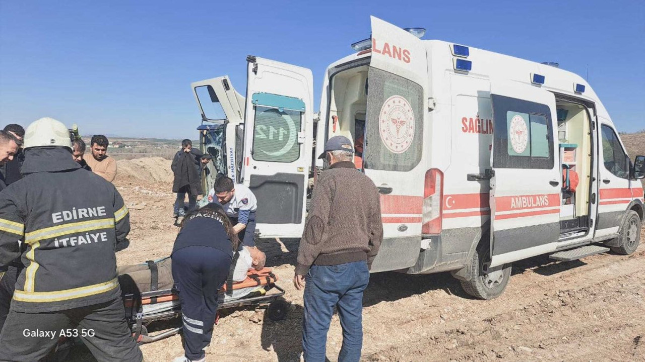 Edirne'de kaza: Hafriyat kamyonu devrildi