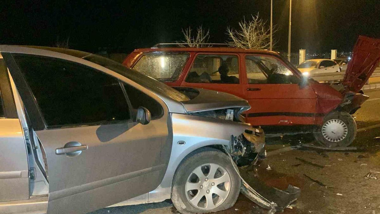 Karaman'da iki otomobil kafa kafaya çarpıştı! 2 yaralı