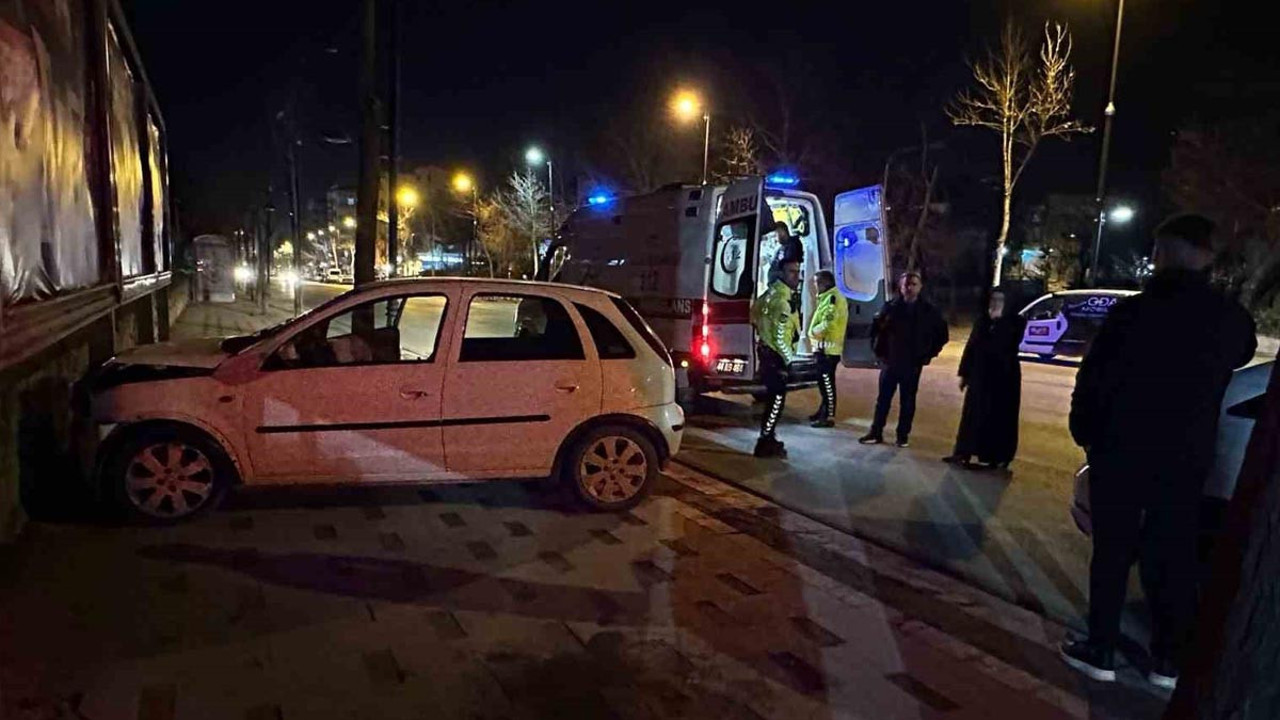 Kontrolden çıktı duvara çarparak durabildi! Müdahale ambulansta yapıldı