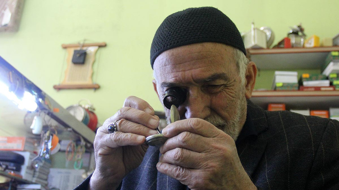 60 yıldır akreple yelkovanın kovalamacasına tanıklık ediyor