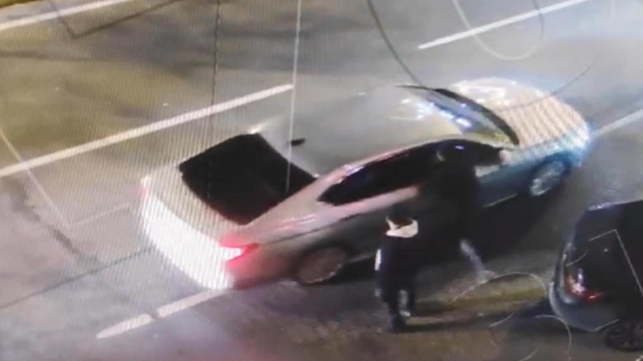 Taksim’de iki arkadaşa şok! Camdan uzanıp da kapkaç yaptı