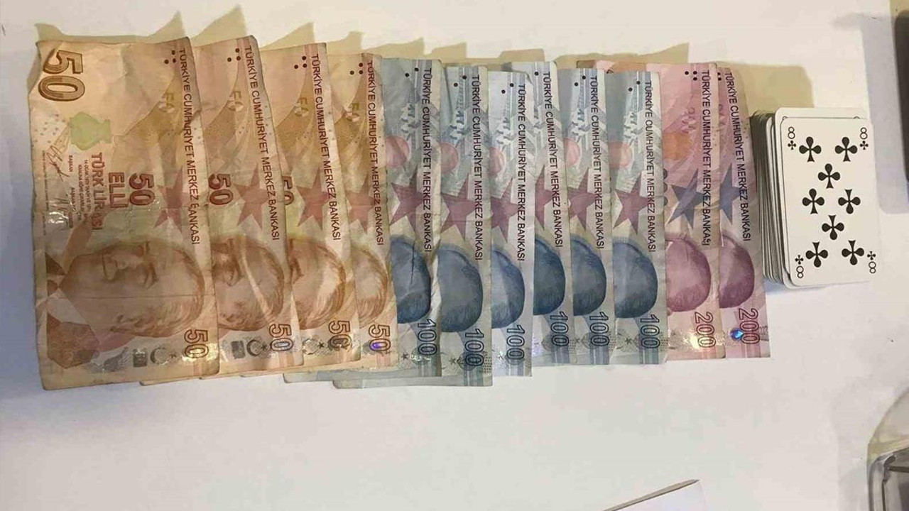 Çayevinde kumar oynayan 4 kişi yakalandı