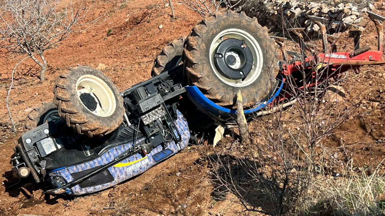 Traktör devrildi, sürücü altında kalarak can verdi!
