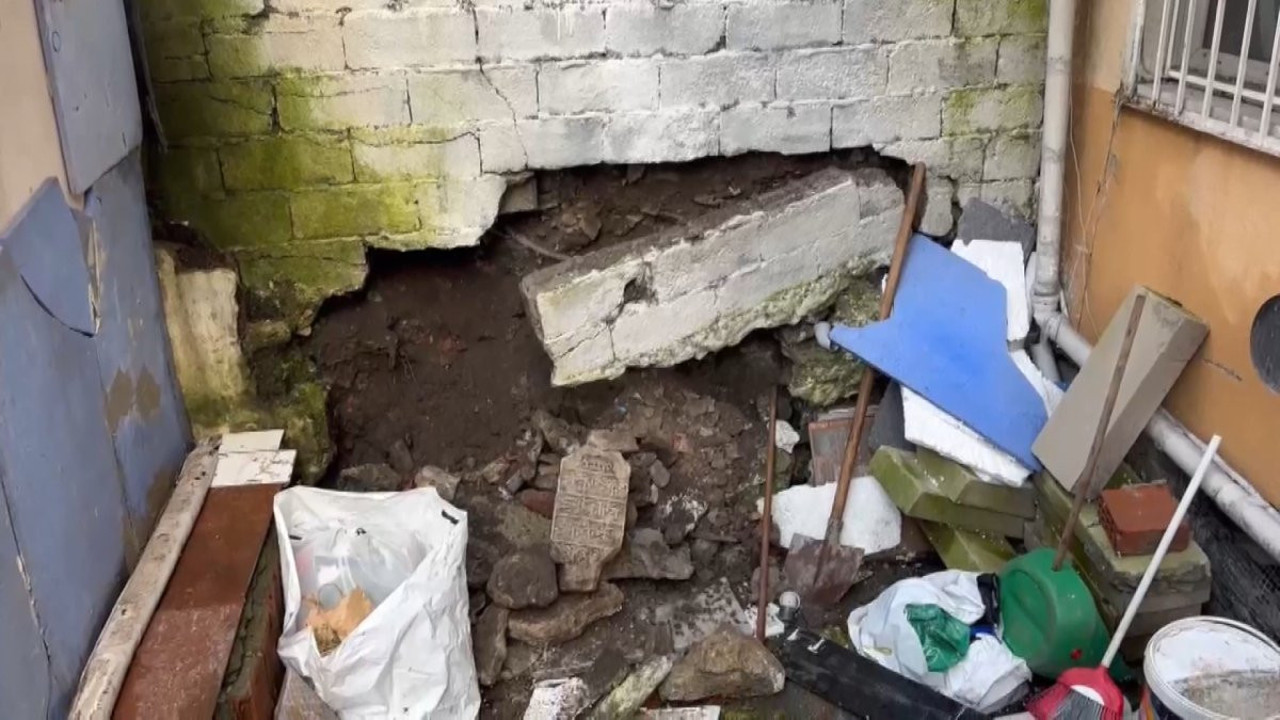 İstanbul'da çöken binanın duvarının altında ortaya çıktı! 793 yıllık yazıyı görenler dua etmeye başladı...