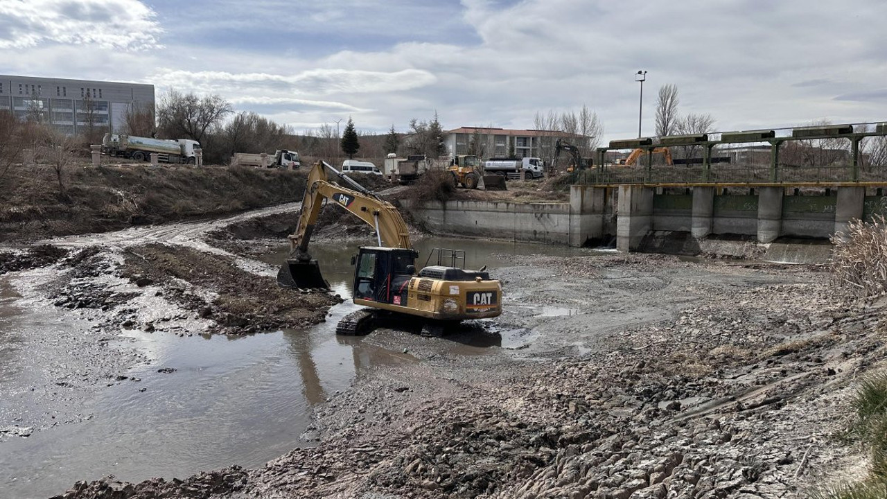 Porsuk Çayı’nda temizlik sürüyor