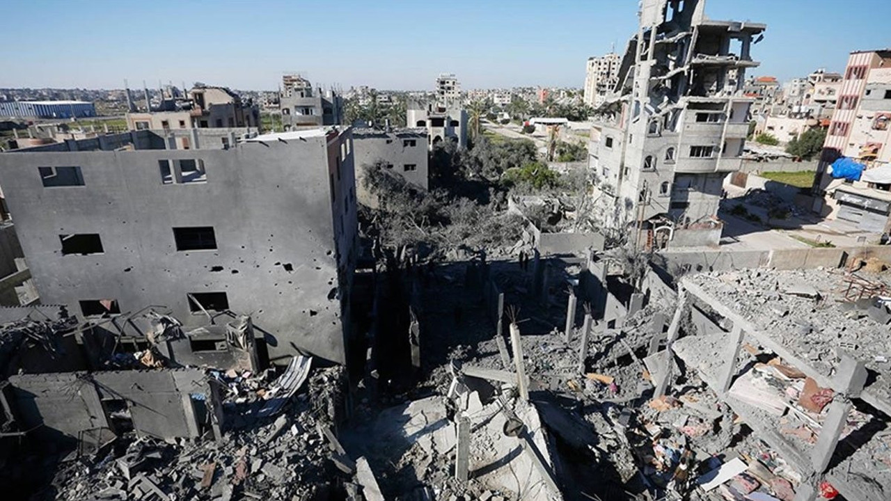 Tüyler ürperten görüntü! Hastanenin bahçesine gömülü cesetler çıkarıldı