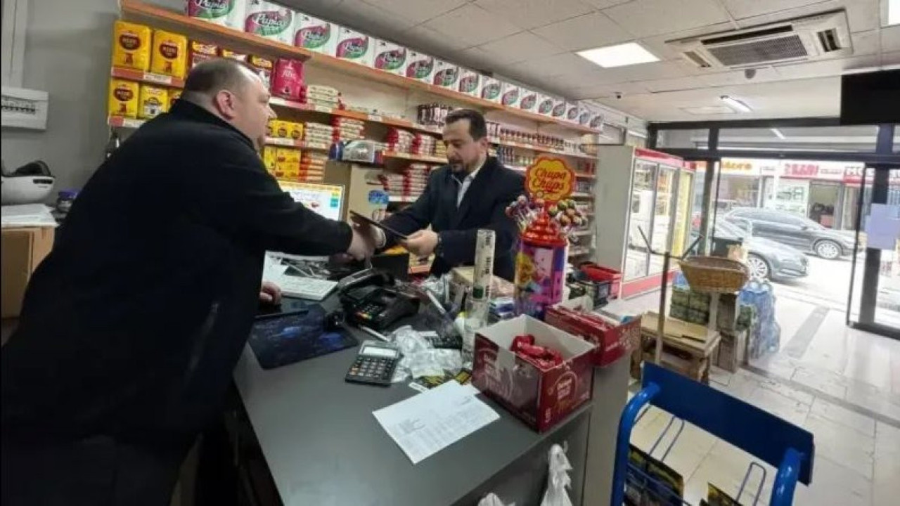 İmam tüm mahallenin veresiye borcunu kapattı. Bakkalla pazarlık yaptı