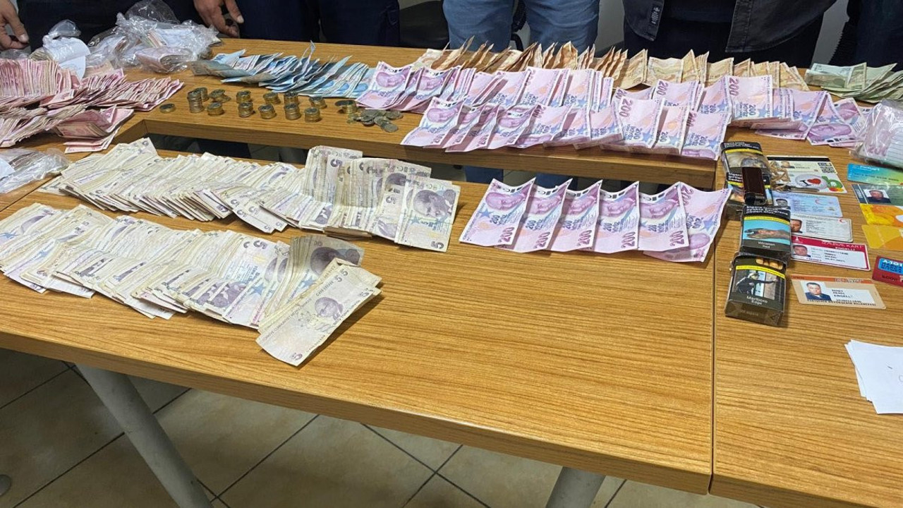 Görme engelli taklidi yapan dilencinin üzerinden çıkanlar ağızları açık bıraktı