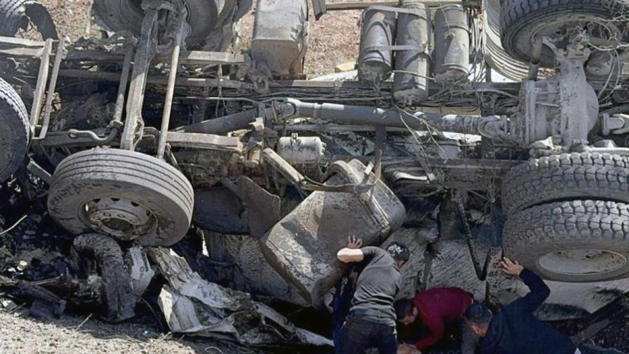 Beton yüklü kamyon şarampole devrildi