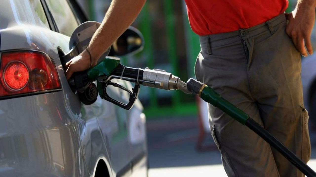 Akaryakıtta yenilen kazığın boyutunu gözler önüne serdi. Ünlü ekonomist: Bu bir deli dumrul vergisidir