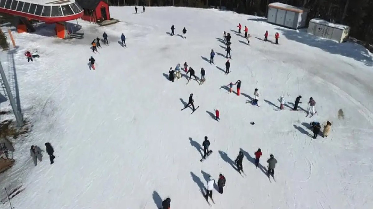 Kars Sarıkamış Kayak Merkezi'nde baharda kayak keyfi sürüyor