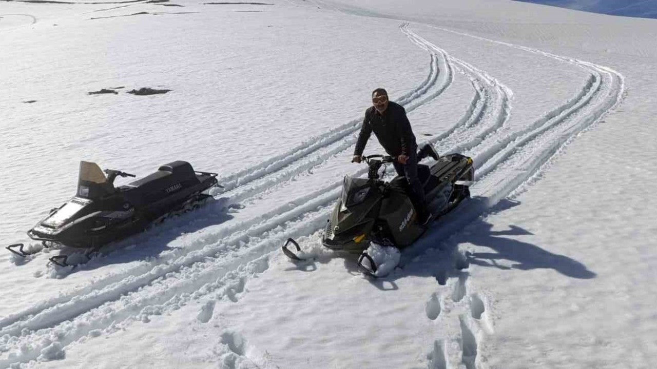 Güzel havaları fırsat bildiler! Obaları kar motoru ile gezdiler